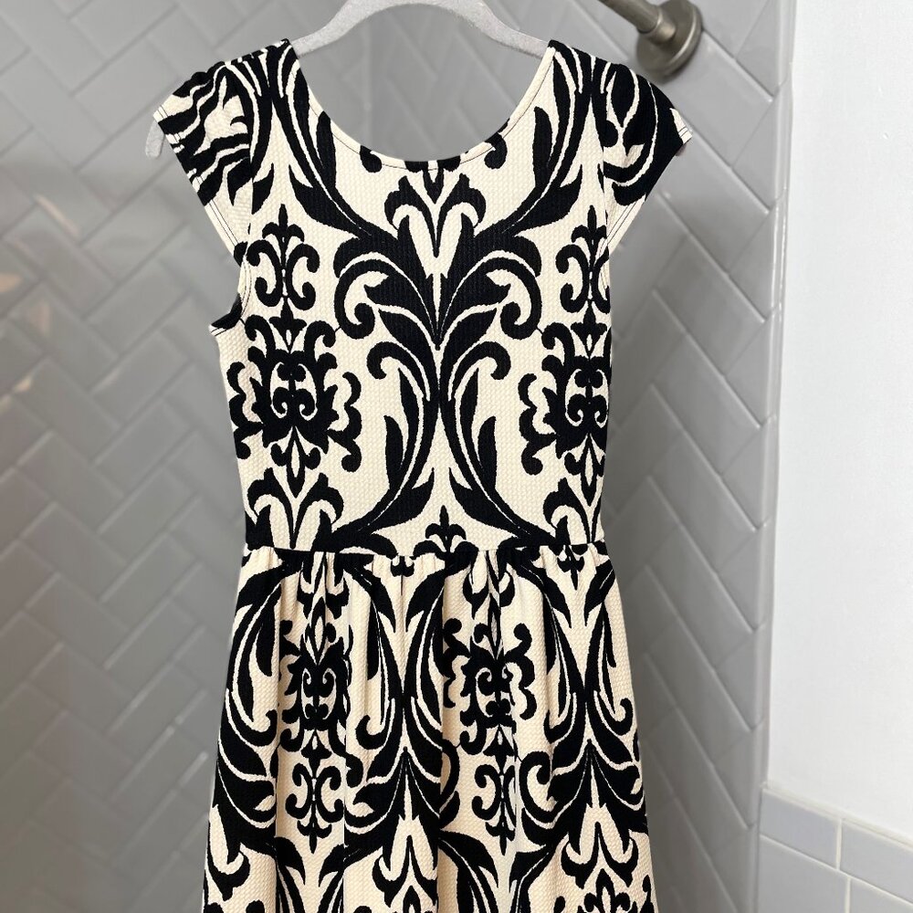 Women Small Black and White/Cream Floral Formal Dress
